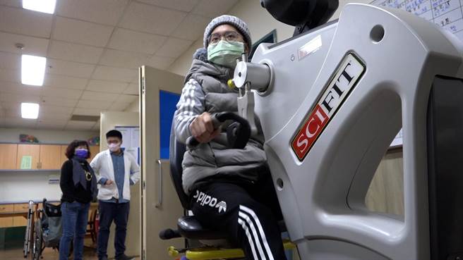 彰化医院院长曾孔彦表示，彦蓉到院时全身瘫痪，对刺激没反应，后来包括经神经外科等科别会诊治疗，儘管恢復意识，但几乎丧失语言和理解能力。(吴建辉摄)