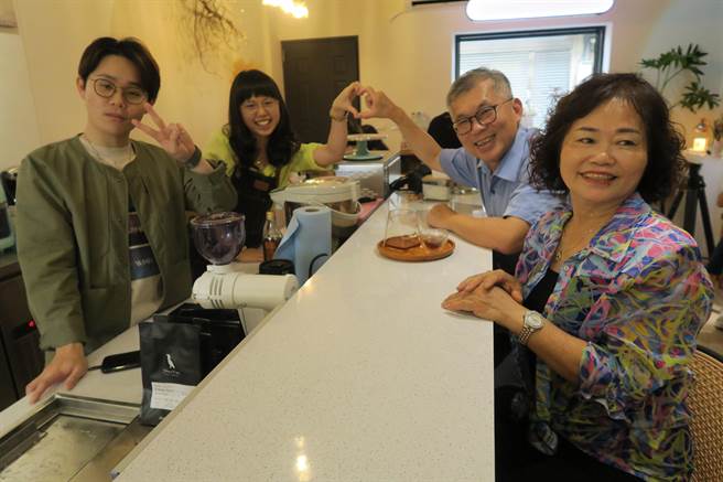 陈彦蓉的咖啡店开业，彰化医院院长曾孔彦(右2)也现身表达祝福。(吴建辉摄)