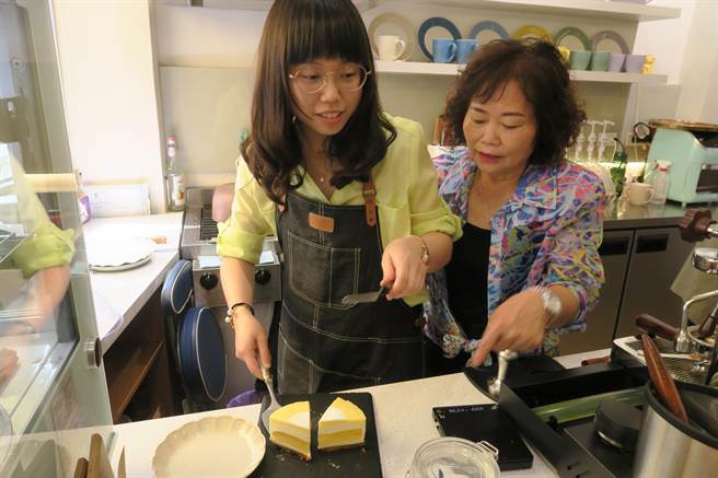 陈彦蓉的妈妈陈淑珍表示，因为女儿喜欢烘焙，因此决定在住家开一家咖啡店，让彦蓉重拾烘焙手艺，不仅能帮女儿圆梦，也让她可以在人群互动中增进语言能力。(吴建辉摄)