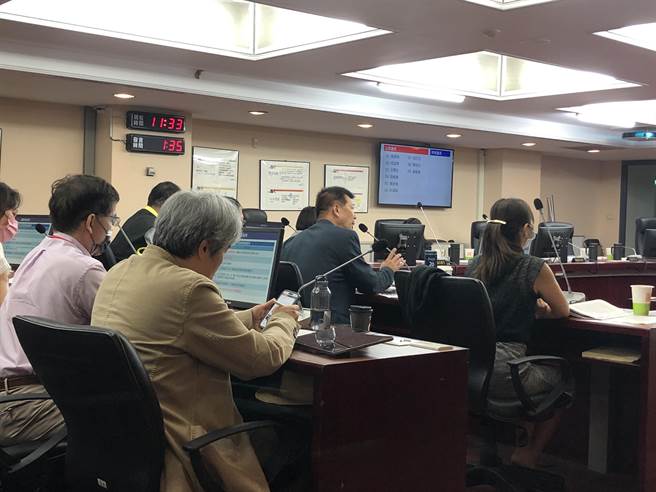 台北市政府被要求赔偿北艺监造厂商2亿余万元，文化局今专案报告，经委任律师分析，交付仲裁恐要支付4亿多元，才同意调解，不走仲裁。（蔡佩珈摄）