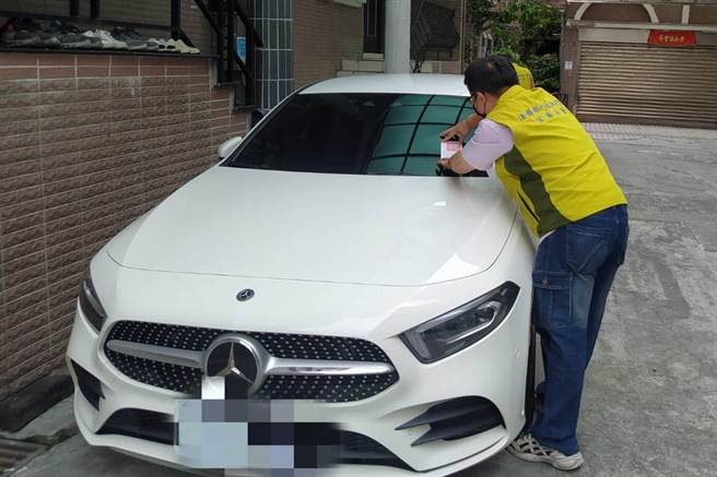 宜兰县江姓女子欠缴22万元罚锾，行政执行署宜兰分署今天派员查访，并当场查封江女的宾士车。（行政执行署宜兰分署提供）