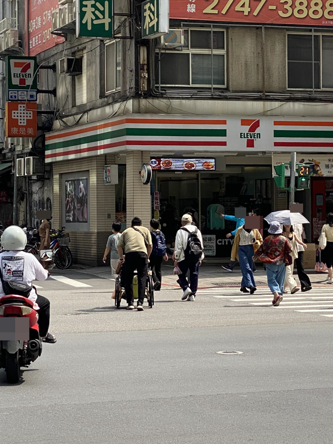 房仲带他看房「突消失」！背后超暖原因藏洋葱，网讚：好有爱。(翻摄脸书信义区三两事/民眾提供)