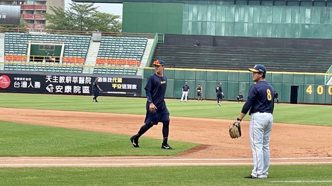 中信兄弟重炮许基宏（中）迎接本季初登场。（毛琬婷摄）