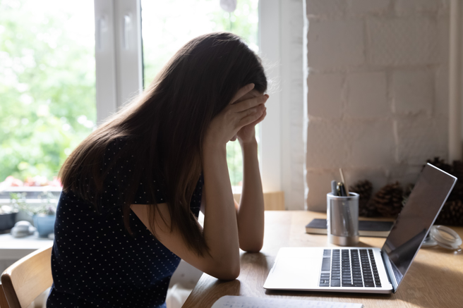 一名女网友表示，公司年资较浅的同事爱迟到、会挑事情做，竟然是今年被加薪的对象。（图／示意图，达志影像）