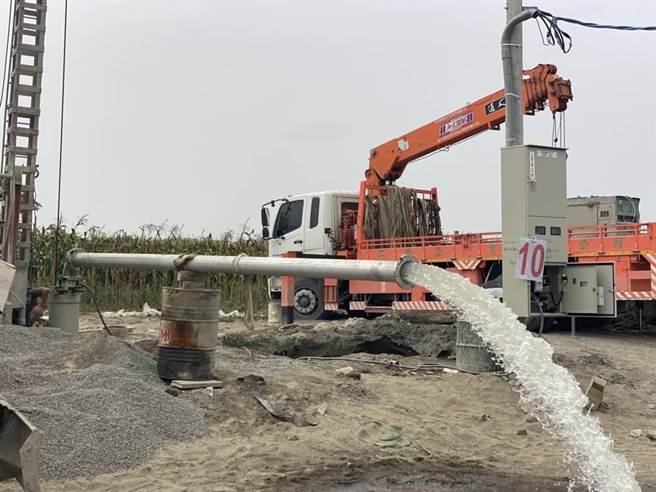 经济部台水公司七区处大岗山给水厂配合公路局台19甲线路基路面拓宽工程，办理顶潭路 1200 mm管线改迁工程，将于 5月31日晚间6 时至隔天6月1日下午5时止共计 23小时停水，影响北高雄的住户近共9400户。图为抗旱水井。（本报资料照片）