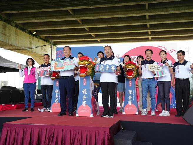 新北市长侯友宜今(30)早前往新北市芦洲的成芦桥下，参加「新北市议长杯第13届龙舟锦标赛」祭江点睛仪式。（黄敬文摄）