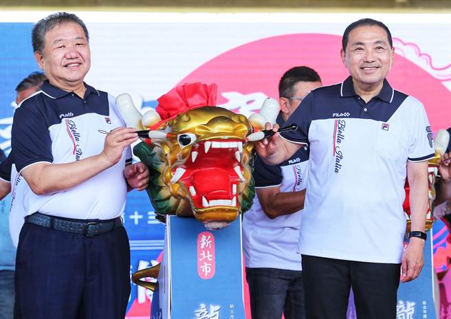 国民党总统参选人、新北市长侯友宜（右）30日出席「新北市议长杯第13届龙舟锦标赛祭江点睛」记者会，与新北市议长蒋根煌（左）一同为龙舟点睛。（黄世麒摄）