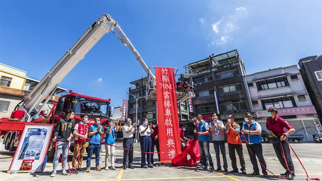 县市长施政调查新竹县医疗、消防满意度逾7成，县府预计年底完工的高铁消队分队将配置能23层楼救灾的70公尺云梯车。（罗浚滨摄）