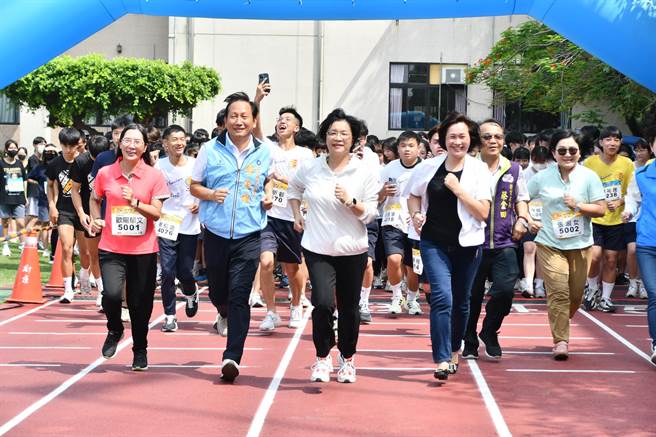 30日上午全镇1200位毕业生齐聚文兴高中，县长王惠美特别现身领跑，与所有毕业生一起跑出健康、跑出未来。(吴建辉摄)