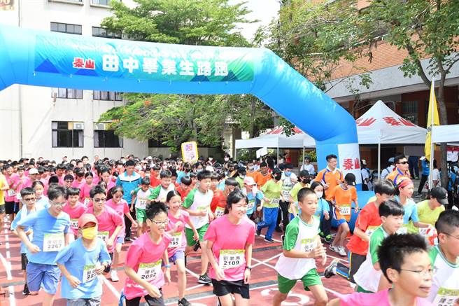 被誉为全台最有人情味的田中米仓马拉松，每年吸引万人朝圣，当地为了让田中马拉松落地深根，每年举办毕业生路跑。(吴建辉摄)