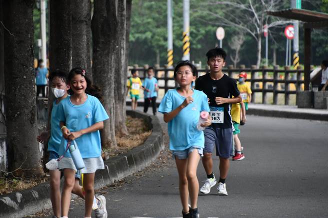 今年共有2所国高中、8所国小、4所幼儿园，约1200位毕业生及在校生参加，还有19位从菲律宾远道而来的学生一起来参与。(吴建辉摄)