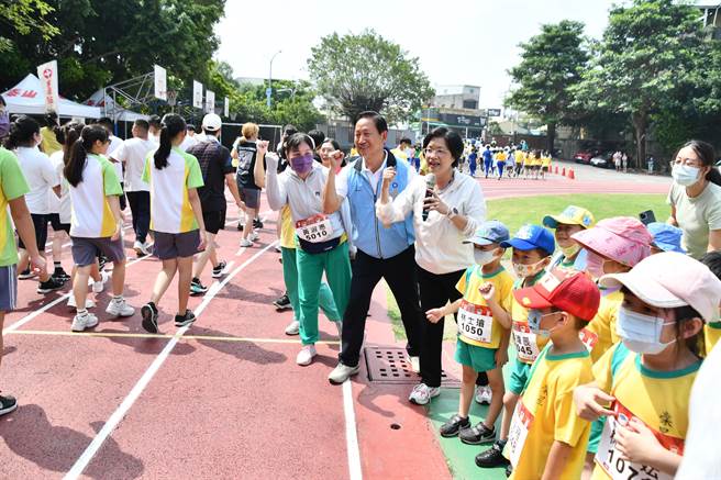 王惠美表示，希望毕业生透过双脚体验家乡的美，贯彻「路跑精神」，未来能昂首阔步、克服困难，迈向成功的人生。(吴建辉摄)