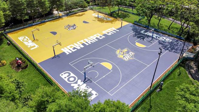 扶轮公园篮球场与中信特攻篮球队合作，以球队专属配色及主视觉彩绘，十分吸睛。（立委洪孟楷提供）