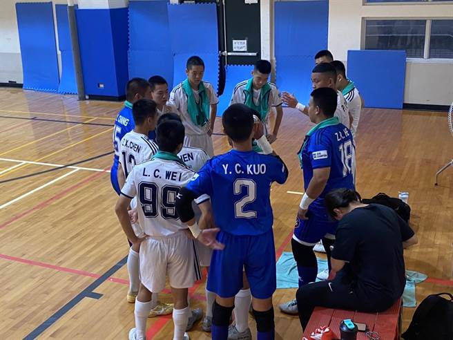 台中市青年高中足球队日前参加「2023 全国室内5人制足球锦标赛」，赛中认真讨论战术、互相鼓励。（青年高中提供／潘虹恩台中传真）