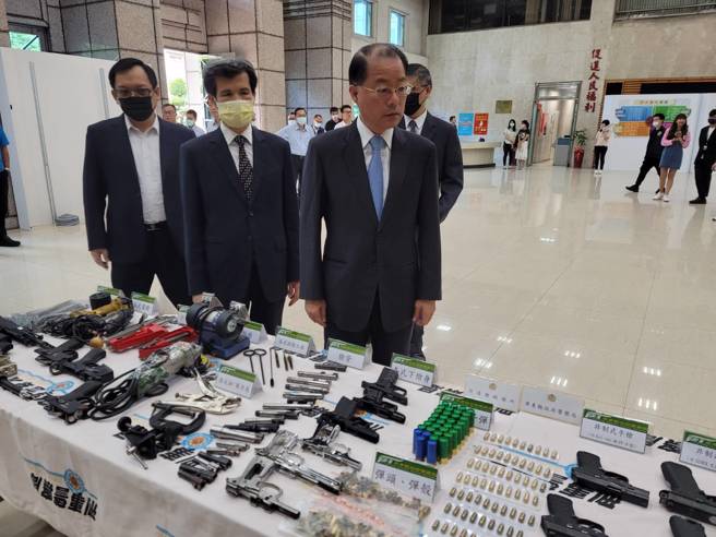 警政署长黄明昭30日至刑事局检视查缉成果。（林郁平摄）