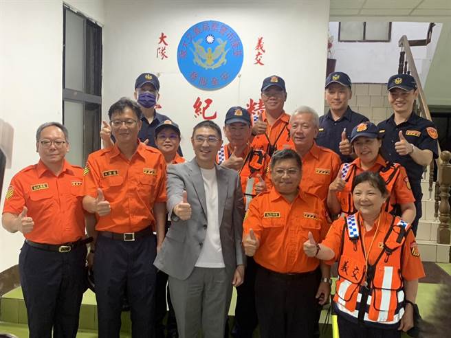 ▲基隆市长谢国梁（前排中）为感谢义交执勤辛劳，30日前往基隆市义交大队慰问。（徐佑升摄）