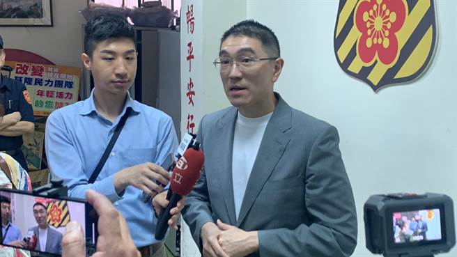 ▲基隆市长谢国梁（右）表示，目前驾驶礼让行人的文化已经建立，裁罚违规数量与高峰期相比，已下降至10％，下阶段也会加强对行人本身不要违规的宣导，彼此互相尊重，让交通更安全。（徐佑升摄）