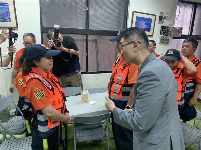 ▲基隆市长谢国梁（右）表示，有听闻义交同仁值执勤时遭受不礼貌的行人辱骂等，这部分有协助让义交配备密录器，务必要保障义交的安全。（徐佑升摄）