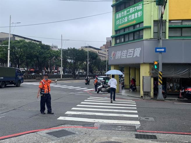 ▲基隆市持续推行行人友善政策，图为义交协助指引让行人通行。（徐佑升摄）