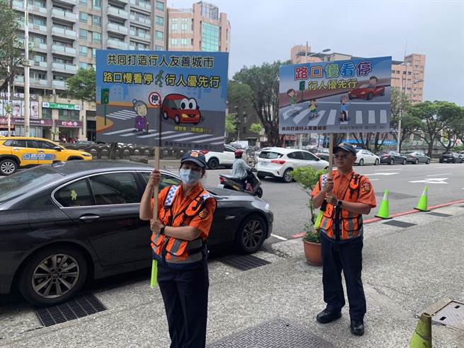 ▲基隆市持续推行行人友善政策，义交于重要路口也会举牌宣导行人友善文化。（徐佑升摄）