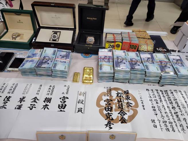 刑事局查获天道盟同心会，查扣各式名表、黄金等赃证物。(林郁平摄)