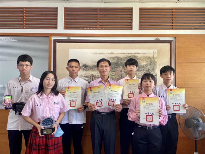校方今天表扬获奖学生。（李京升摄）