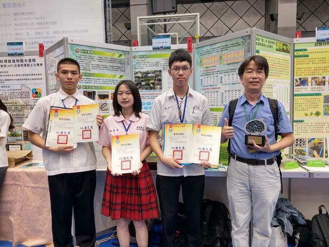 获奖后与指导老师合照。（苗栗农工提供／李京升苗栗传真）