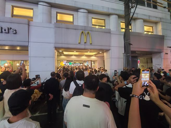 人潮挤爆逢甲麦当劳。（图／逢甲疯夜市提供）