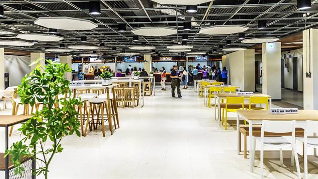 新竹县政府翻新地下室打造的「好客食堂」30日开幕，6月16日前集满各美食店家的印章，就能兑换超商礼券。（罗浚滨摄）