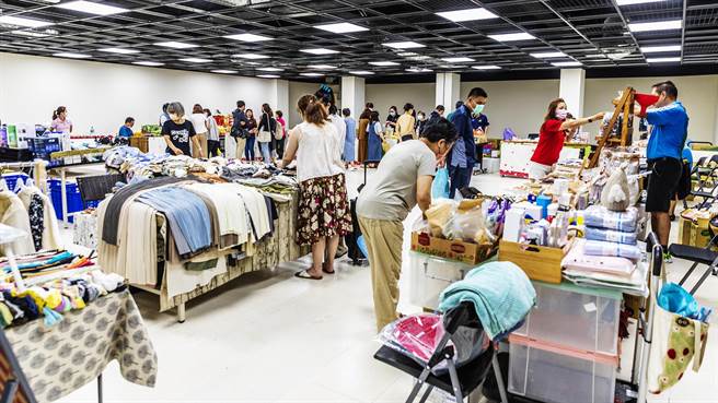   新竹县政府翻新地下室不定时摆摊提供玲琅满目的美馔佳肴和用品。（罗浚滨摄）