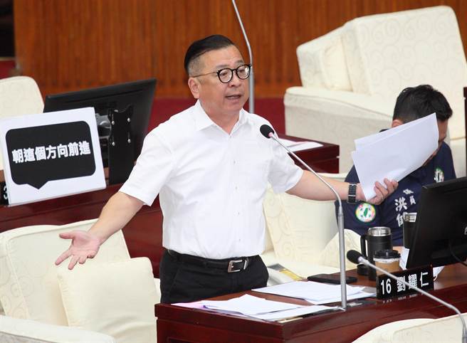 台北市议员刘耀仁30日在市政总质询中质疑，台北市在2022年有推出公办整建维护计画，但申请过程条件多，让民眾没法领到足额补助。（张铠乙摄）