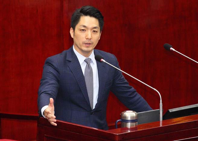 台北市议员刘耀仁30日在市政总质询中质疑，台北市在2022年有推出公办整建维护计画，但申请过程条件多，让民眾没法领到足额补助，台北市长蒋万安允诺会检讨。（张铠乙摄）