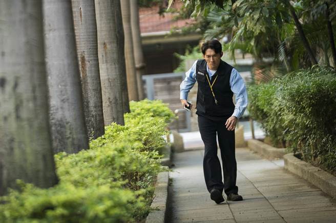温升豪因为角色行动不便，挑战「跛脚」演出。（采昌国际多媒体提供）