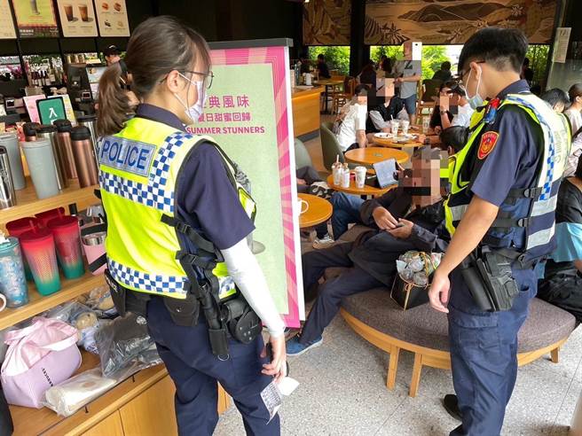 警方在星巴克找到老翁。（民眾提供／李京升苗栗传真）