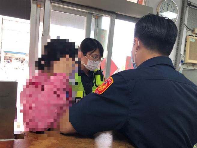 女子神情慌张的到花莲县警察局新城分局北埔派出所，表示自己遭恐吓，警方了解，发现是诈骗集团惯用的诈骗手法。（新城警分局提供／王志伟花莲传真）