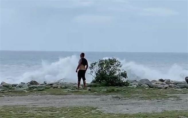 台东县政府29日公告台东县山区海域为禁止进入区域，仍有民眾闯入没有封锁线的海滩。（蔡旻妤摄）