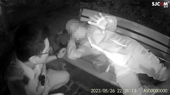 北市保大员警发现7旬郭姓老翁迷途累瘫公园座椅。（图／警方提供）