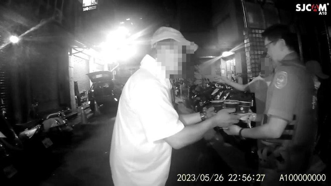 北市保大警护送老翁返家。（图／警方提供）