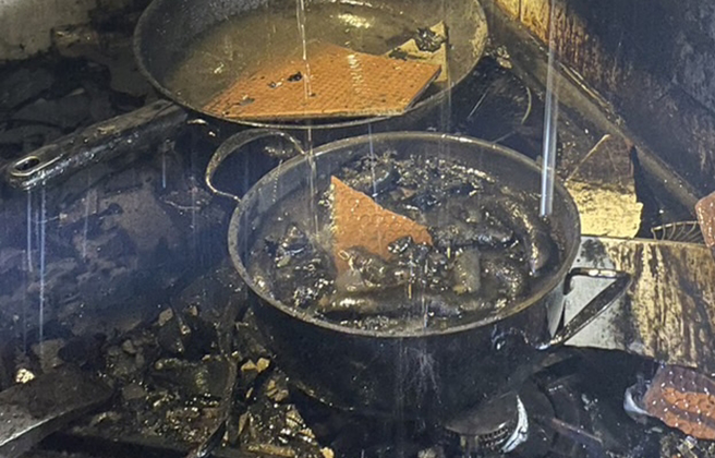 传出是因屋主在「煎香肠」时意外睡着，但屋主事后澄清，锅内一条条深黑色条状物其实是「甜不辣」。（翻摄照片）