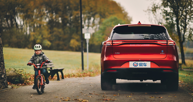 比亚迪跻身世界第二大纯电动汽车制造商，正迅速追赶特斯拉。（示意图/达志影像/shutterstock）
