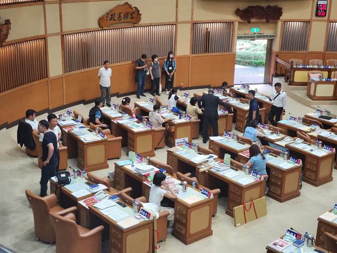新北市议会今举行三读议案第一读会，绿营总召郑宇恩提出临时动议，再度要求新北市长侯友宜到议会专案报告，议长蒋根煌随后清点人数，全场未过半，进而导致大会流会，「新北市房屋税徵收率」、「新北市美术馆设置」等自治条例，将待下周二处理。（蔡雯如摄）