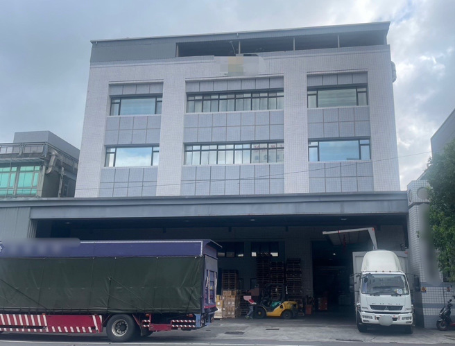 今（30）日下午2时许，新北产业园区内某食品工厂传出工安意外， 1名男性员工在作业时，右手大拇指不慎卷入机器中当场断裂。（翻摄画面）