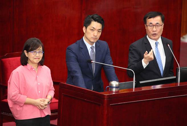 前台北市长柯文哲去年不甩市议会的但书，坚持举办台北上海双城论坛，导致支出107万元的经费无法核销，成为「呆帐」，柯文哲妻子陈佩琪近日在脸书发文表示，市府专责这件事的局处，是否比照过去卫生局开一张罚单给柯，「交给柯，他就会给我，我就会去缴」。台北市长蒋万安（中）与副市长李四川（右）、林奕华（左）30日在市政总质询表示，会遵照议会决议执行。（张铠乙摄）