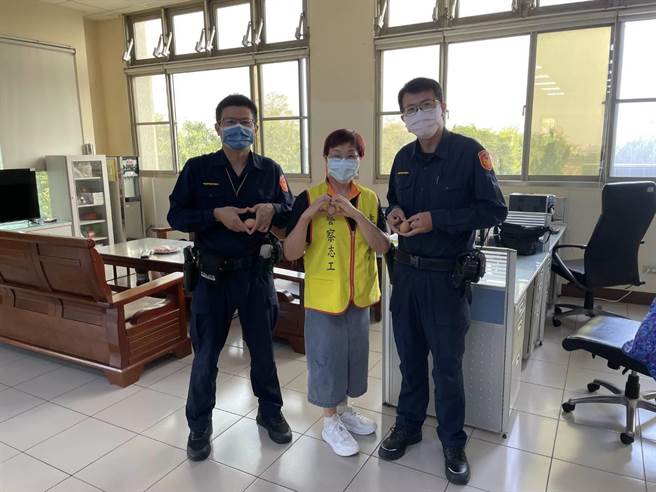 台中市警察局乌日分局瑞井派出所警察志工任蓉蓉加入警察志工10余年，日前于早上协勤时，贴心准备营养价值高的「水煮蛋」，为员警补充体力。（乌日警分局提供／潘虹恩台中传真）