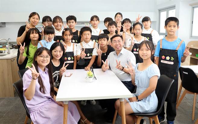 高雄弥陀区永安国小毕业生自办毕业餐会，烹饪佳肴、招待师长样样来，如同「嗨!营业中」国小版。（高雄市教育局提供／崔正纲高雄传真）