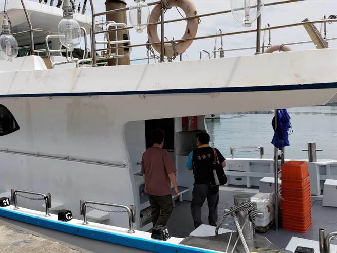 新北市消保官抽查12家娱乐渔船，仅1家业者虽有承保责任及伤害保险，却未张贴影本于船上明显处所，已请业者事后张贴影本改正。（新北市法制局提供）