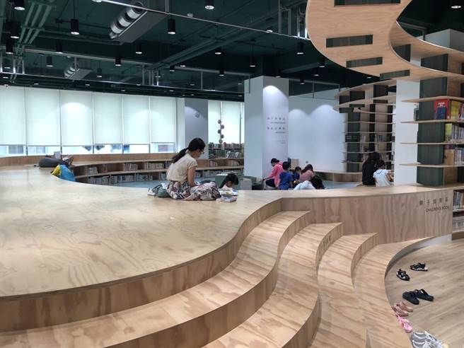 新竹市议员张祖琰表示，整个铁路以东、人口最多最密集的「真正东区」1处亲子馆都没有，她建议可加设图书馆「龙山分馆」亲子馆。图为龙山分馆的儿童阅览区。（张祖琰提供／陈育贤新竹传真）
