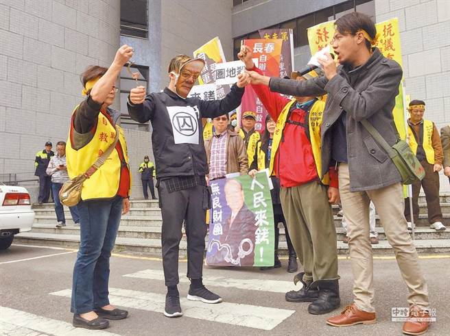 检方侦办台中黎明自办市地重划区弊案，重划区自救会到司法大厦前呼吁检方追查到底。 （资料照片）