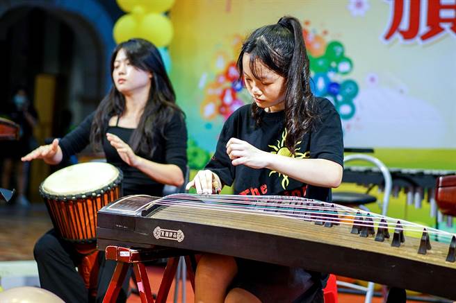 宜兰县政府今天举办全国艺文竞赛绩优团队及个人颁奖表扬典礼，国华国中简瑀辰（右）获得「筝独奏─国中B组」特优第1名。（李忠一摄）