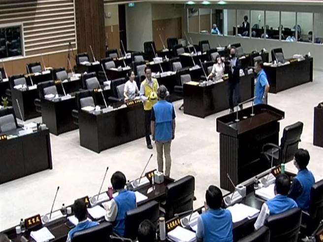 县议员张顾砾（黄衣服者）邀两位处长传接球。（李京升摄）